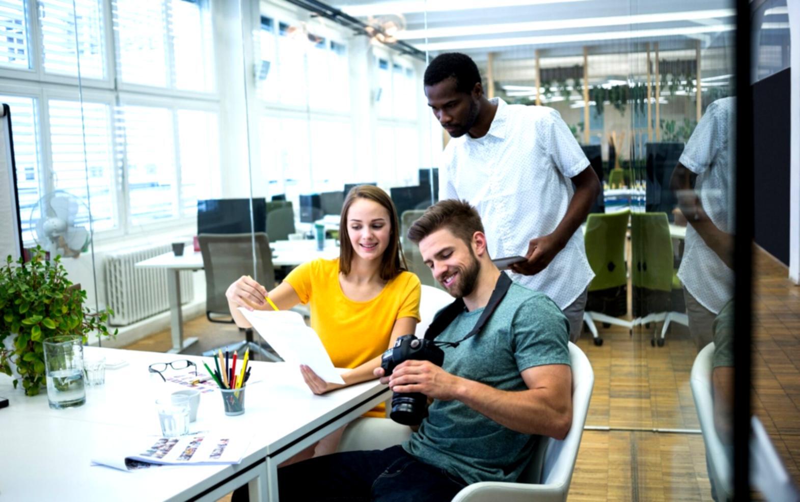 Espace de travail moderne avec outils d'analyse financière